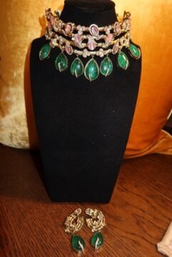 Pastel choker set with emeralds